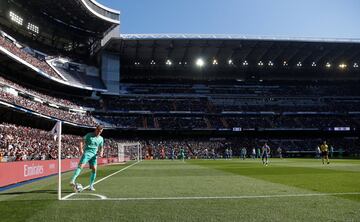 Kroos takes a corner.