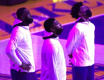 LeBron James, Anthony Davis y Quinn Cook de los Angeles Lakers durante la ceremonia del título de la pasada temporada.