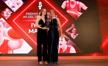 Iyana Martín, jugadora de baloncesto plata en el Mundial sub-19 y MVP del campeonato, posa junto con Laura Martínez, jefa de deportes de la Cadena SER.