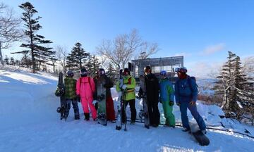 Partida de esquiadores con el Snow-Cat a la espalda.