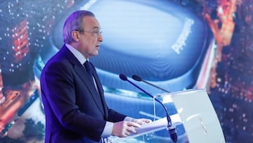 GRAF4128. MADRID, 02/04/2019.- El presidente del Real Madrid, Florentino P&eacute;rez, pronuncia su discurso durante la presentaci&oacute;n de la reforma del estadio Santiago Bernab&eacute;u, este martes, en Madrid. EFE/Emilio Naranjo