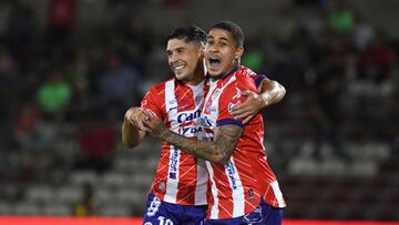 Yan Oliveira celebrate this goal 2-4 with Javier Guemez of San Luis during the 14th round match between FC Juarez and Atletico San Luis as part of the Liga BBVA MX, Torneo Apertura 2024 at Olimpico Benito Juarez Stadium on October 27, 2024 in Ciudad Juarez, Chihuahua, Mexico.