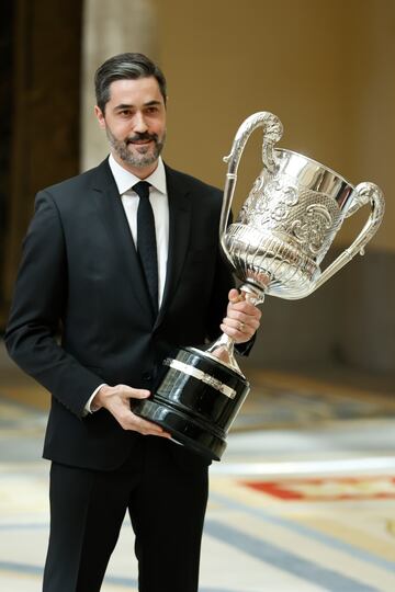 El jugador de balonmano Ra¨²l Entrerr¨ªos recibe el Premio Nacional Francisco Fern¨¢ndez Ochoa durante la entrega de los Premios Nacionales del Deporte 2022 en el Palacio Real El Pardo.