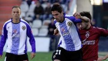 <b>TITULAR. </b>Dani Bautista, que ayer suplió a Paco Peña, controla un balón ante dos jugadores del Castellón.