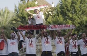 Los jugadores del Sevilla en la estatua de Hispalis en la Puerta de Jerez.