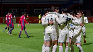 ÁVILA (CASTILLA Y LEÓN), 03/12/2024.- Los jugadores del Valladolid celebran el gol de Juanmi Latasa este martes durante el partido correspondiente a la segunda fase de la Copa del Rey de Fútbol, entre el Real Ávila Club de Fútbol, de la Segunda Federación Grupo 1, y el Real Valladolid Club de Fútbol, en el Estadio Municipal "Adolfo Suárez", de Ávila (Castilla y León). EFE/ Raúl Sanchidrián