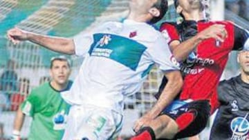 <b>SIN GOL. </b>Miguel López luchó pero no consiguió batir a Jauregui y el Elche cosechó otra derrota.
