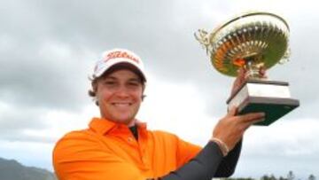 Peter Uihlein posa con el trofeo ganado en el abierto de Madeira.