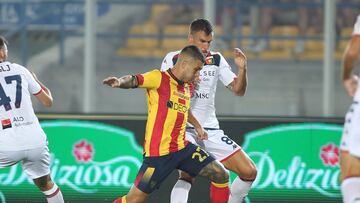 Lecce (Italy), 22/09/2023.- US Lecce's Gabriel Strefezza (L) and Genoa's Kevin Strootman (R) in action during the Italian Serie A soccer match US Lecce vs Genoa CFC at the Via del Mare stadium in Lecce, Italy, 22 September 2023. (Italia, Génova) EFE/EPA/ABBONDANZA SCURO LEZZI