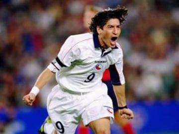 14 de septiembre de 2000: En su debut en los Juegos Ol&iacute;mpicos de S&iacute;dney 2000, Chile golea 4-1 a Marruecos. Iv&aacute;n Zamorano anota tres goles.