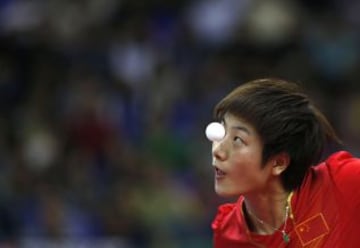 Ding Ning sirve contra la japonesa Ai Fukuhara en el partido de tenis de mesa femenino en Suwon Gymnasium durante los Juegos Asiáticos