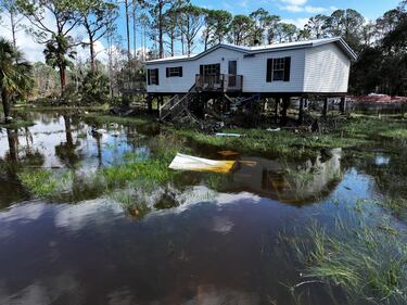 Una vista aérea de un área dañada tras el paso del huracán Helene en Steinhatchee, Florida.