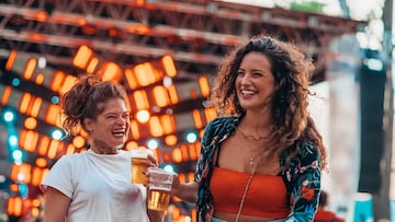 Un científico analiza los clásicos vasos de festivales y conciertos y echa la bronca por no fijarnos en esto