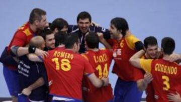 <b>ALEGRÍA JUSTIFICADA. </b>Los españoles celebran en la pista del Kristianstad Arena una victoria de mérito.