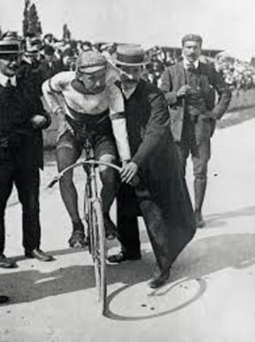 Mayor diferencia entre el vencedor y el segundo clasificado: En 1903, el primer Tour de Francia concluyó en el Parque de los Príncipes de París con la victoria del ciclista Maurice Garin. Italiano de nacimiento, posteriormente se nacionalizó francés, ganó al segundo clasificado Lucien Pothier con una diferencia de 2 horas, 59 minutos y 21 segundos.