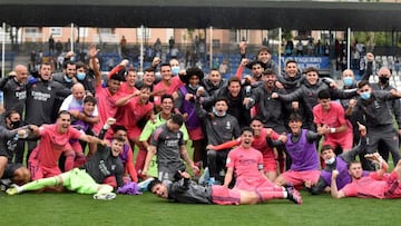 La plantilla del Real Madrid Castilla CF celebra su clasificaci&oacute;n para la Fase de Ascenso a Segunda Divisi&oacute;n tras remontar al CF Talavera de la Reina (2-4), en partido correspondiente a la Jornada 6 en el Grupo 5-C de Segunda Divisi&oacute;n