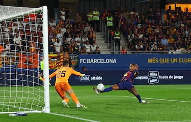 2-0. Centro de Marcus Rashford, José Copete y Julen Agirrezabala no se entienden, y Raphinha se lanza con todo para llegar con su pierna derecha y marcar el segundo.