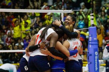 La Selección Colombia de voleibol detonó alegría en el Coliseo El Salitre al ganarle a Perú 3-0. El país sueña con un cupo a Tokio que se define contra Argentina.