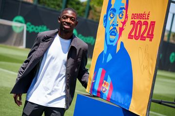 Este jueves ha tenido lugar la firma del nuevo contrato de Ousmane Dembélé en la Ciudad Deportiva Joan Gamper junto con el Presidente del FC Barcelona, Joan Laporta.