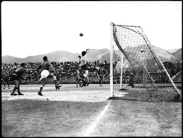 El 10 de agosto de 1938 se inauguró el Estadio Nemesio Camacho El Campín. Así se veía el estadio en la época del Dorado.