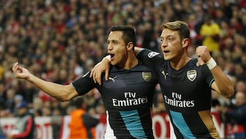 Mesut Özil y Alexis Sánchez.