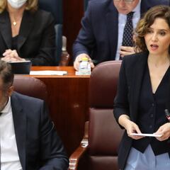 La reacción de Ayuso cuando Mónica García llama "sinvergüenza" a Piqué