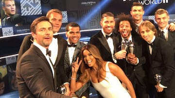 Los presentadores de la gala se hicieron un selfie con los jugadores del once FIFPro que acudieron a la gala: ninguno del Bar&ccedil;a.