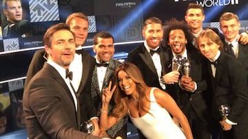 Los presentadores de la gala se hicieron un selfie con los jugadores del once FIFPro que acudieron a la gala: ninguno del Barça.