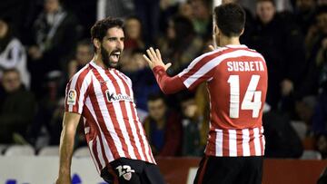 GRA5231. SANTANDER, 01/12/2016.- El jugador del Athletic de Bilbao Raúl García (i) celebra con Susaeta tras marcar el segundo gol ante el Racing de Santander, durante el partido de ida de los dieciseisavos de final de la Copa del Rey disputado esta noche en los Campos de Sport del Sardinero. EFE/Pedro Puente Hoyos