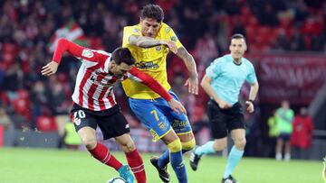 Aduriz se lleva un bal&oacute;n ante Pe&ntilde;alba.