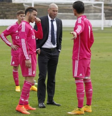  Zidane, en el banquillo tras el perdón de TAD, vio adelantarse a su equipo con el gol Álvaro.