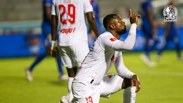 Yustin Arboleda festeja el gol de Olimpia ante Victoria
