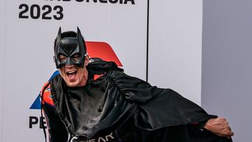 Maverick se disfrazó de Batman para subir al podio.