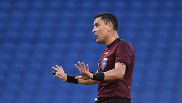 Chilean referee Roberto Tobar conducts the Copa Libertadores semifinal football match between Argentina's Boca Juniors and Brazil's Santos at La Bombonera stadium in Buenos Aires, on January 6, 2021. (Photo by Marcelo Endelli / POOL / AFP)