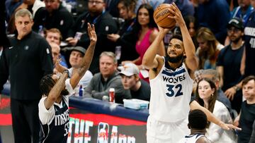 Dallas (United States), 29/05/2024.- Minnesota Timberwolves center Karl-Anthony Towns (R) takes a shot over Dallas Mavericks forward Derrick Jones Jr. (L) during the second half of the NBA Western Conference Finals playoff game four between the Minnesota Timberwolves and the Dallas Mavericks in Dallas, Texas, USA, 28 May 2024. (Baloncesto) EFE/EPA/ADAM DAVIS SHUTTERSTOCK OUT
