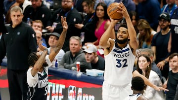 Dallas (United States), 29/05/2024.- Minnesota Timberwolves center Karl-Anthony Towns (R) takes a shot over Dallas Mavericks forward Derrick Jones Jr. (L) during the second half of the NBA Western Conference Finals playoff game four between the Minnesota Timberwolves and the Dallas Mavericks in Dallas, Texas, USA, 28 May 2024. (Baloncesto) EFE/EPA/ADAM DAVIS SHUTTERSTOCK OUT