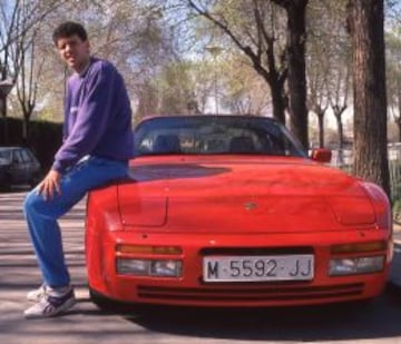 Drazen Petrovic con su Porsche en 1989 en la antigua Ciudad Deportiva del Real Madrid.
 