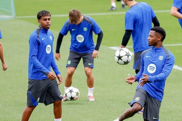 Lamine Yamal y Ansu Fati durante el entrenamiento. 

