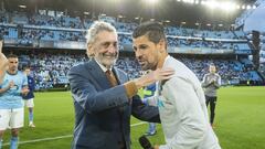 El presidente del Celta, Carlos Mouri&ntilde;o, con Nolito durante el acto de homenaje al jugador sanluque&ntilde;o.