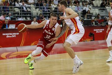 Adam Waczynski siendo defendido por Juancho Hernangómez. 