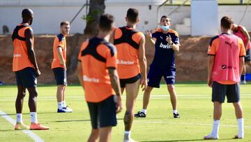 Gracia, dando instrucciones a sus futbolistas.