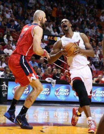 Chris Bosh (Heat) entra a canasta ante Gortat (Wizards). 