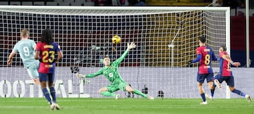 1-2. Contraataque del Atlético de Madrid. Rodrigo de Paul abre desde el medio del campo a Nahuel Molina por la banda derecha, el defensa argentino saca un centro raso, al corazón del área del Barcelona, y Aleksander Sorloth remata con la pierna izquierda para superar a Iñaki Peña en el descuento.