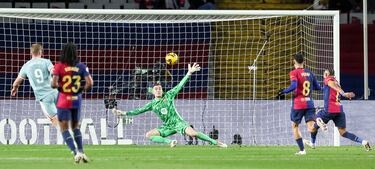 1-2. Contraataque del Atlético de Madrid. Rodrigo de Paul abre desde el medio del campo a Nahuel Molina por la banda derecha, el defensa argentino saca un centro raso, al corazón del área del Barcelona, y Aleksander Sorloth remata con la pierna izquierda para superar a Iñaki Peña en el descuento.