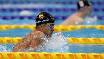 El nadador español Óscar Salguero Galisteo compite en la final de los 100 metros braza en categoría SB8 en los Juegos Paralímpicos de Tokio 2020.