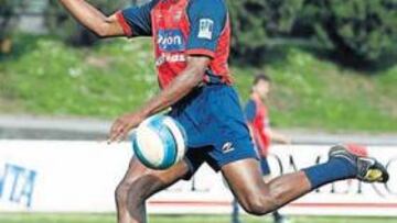 <b>POTENCIA. </b>Edwin Congo, a punto de golpear el balón durante un entrenamiento del Sporting.