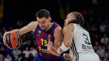 BARCELONA, 14/11/2025.- El alero checo del FC Barcelona, Tomas Satoransky (i), con el balón ante la defensa del escolta estadounidense de la Virtus Bolonia, Carsen Edwards, durante el encuentro correspondiente a la fase regular de la Euroliga que disputan hoy viernes FC Barcelona y Virtus Bolonia en el Palau Blaugrana, en Barcelona. EFE / Alejandro García.