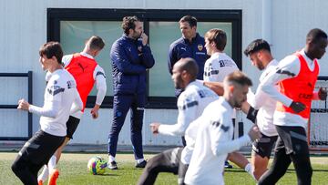 Rub¨¦n Baraja y Carlos Marchena, en un entrenamiento del Valencia.