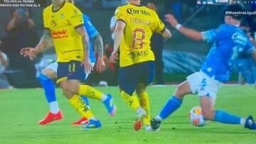 Momento en que Nacho Rivero se barre sobre Fidalgo.