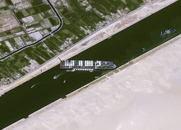 El buque de transporte de mercancías (Ever Given) sigue encallado en el Canal de Suez, un canal navegable situado en Egipto que une el mar Mediterráneo con el mar Rojo, debido a una tormenta de arena y de fuerte viento. Numerosos barcos han quedado atascados debido a una tormenta de arena y de fuerte viento con embarcaciones queriendo cruzar el canal. El Ever Given tiene 400 metros de eslora y pesa 200.000 toneladas sin carga, con capacidad de transportar 20.000 contenedores.